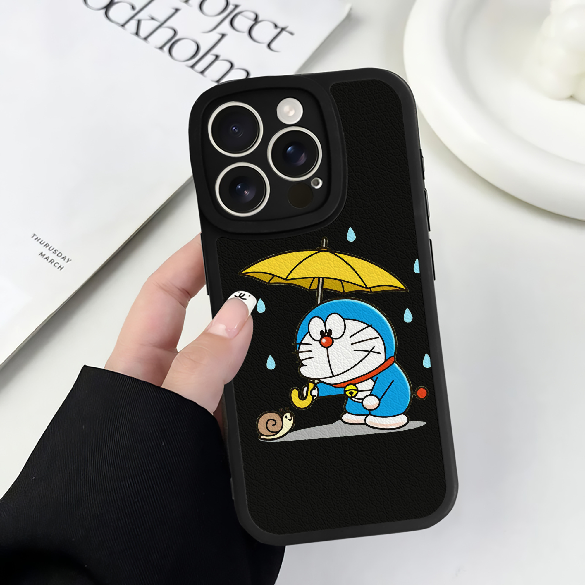 （画像用） ドラえもん Doraemon 【iPhone 16シリーズ対応】シリコンスマホケース（レザー調） 材質：シリコン